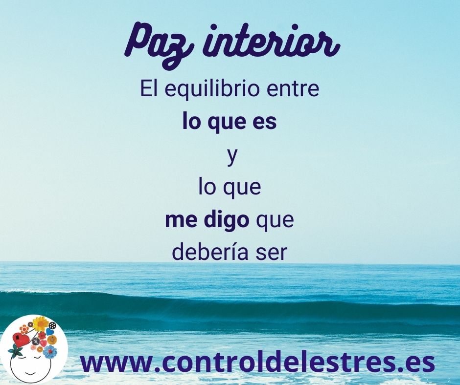 Mar en calma. Paz interior: equilibrio entre lo que crees que debería ser y lo que es.  